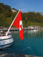 Ein Gep�cktriebwagen De 4/4 II / De 110 der Zentralbahn mit einem IR (Interlaken - Luzern) am 30.9.2011 im Bahnhof Brienz.
