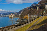   TGV Lyria (Tz 112) der Verbindung Paris–Dijon–Lausanne–Brig bediehnt, er fährt hier am 26.02.2012 bei  Clos du Moulin am Genfersee Richtung Brig entlang, hinten Château