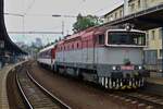 Lok 754 003-2, (SK-ZSSK 92 56 1 754 003-2), steht mit ihrem Zug im Bahnhof von Bratislava.