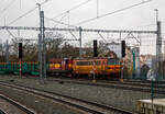 Die Wechselstrom E-Lok 240 095-0 (SK-ZSSKC 91 56 6240 095-0) und die Diesellok 742 325-4 (SK-ZSSKC 92 56 1 742 325-4) beide der ZSSK CARGO (Železničná spoločnosť Cargo