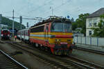 E-Lok 240 076-0 verl�sst mit ihrem Zug den Bahnhof von Bratislava 05.06.2023