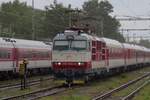 ZSSK 350 003 steht mit deren Schnellzug am verregneten 16 September 2024 abgestellt in Bratislava Nove Mesto, soll innerhalb 30 Minuten nach der Pressburger Hbf fahren um als Rychlyk nach Zilina und
