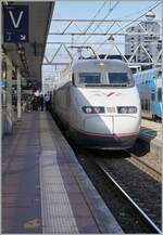 Der RENFE AVE 100 221-1 (9 6 71 9-100 221-1) wartet in Lyon Part Dieu als AVE 9742 auf die Abfahrt (14:32) nach Barcelona Sants (an 19:34).

13. März 20214
