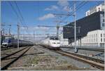 Während links im Bild der SNCF 27672 und ein weiterer als TER in Lyon Part Dieu ankommen, erreicht der RENFE AVE 100 221-1 (9 6 71 9-100 221-1) vom (ehemaligen) Bahnhof Lyon Brottaux, wo der Zug kurzzeitig abgestellt war, zur Bereitstellung den Bahnhof Lyon Part Dieu. 

13. März 2024
