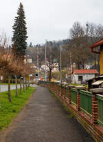Beim Bahnhof Bečov nad Teplou (Petschau) am 20.04.2023, der Bahnhof ist vom historischen Zentrum des kleinen schönen Ortes etwas entfernt, aber der kurze Fußweg lohn sich.