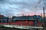 CD 498 10 auf der Drehscheibe im Bw Dresden Altstadt bei der Nachtfotoparade zum Sonnenuntergang am 15.04.2016.