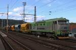 KDS 751 115 verlasst am Abend van 27 Mai 2025 Decin hl.n. mit ein Schotterzug.