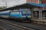 CD 193 290 'TEDIK'steht am regnerischen 25 September 2025 in CHeb mit ein ComfortJet nach Praha-Vrsovice.