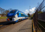 Der ČD „RegioShark“  844 017-4 (CZ-ČD 95 54 5 844 017-4), ein Dieseltriebzug vom Typ PESA LINK II (Pesa 223M), erreicht am 19.04.2023 als Os 17113 von Johanngeorgenstadt