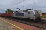 Am trüben 7 Mai 2024 durchfahrt Metrans 383 402 samt Containerzug Rzepin auf den Weg nach Poznan-Franowo.