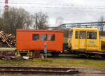 Der tschechischer zweiachsige Rottenwagen 99 54 9400 413-0 CZ-SŽCZ) der Správa železnic ist am 17 April 2023, mit dem Schwerlastkleinwagen mit Kran MUV 75 003 (99 54 9 628 859-9 CZ-SŽCZ) beim Bahnhof Františkovy Lázně (Franzensbad) abgestellt.