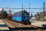 Am Zugschluss des gemischten G�terzuges der   Tranzisto  742 300-7 der ČD Cargo am 19.04.2023 bei der Zugdurchfahrt Karlovy Vary (Karlsbad), die beiden „kalten“ elektrischen