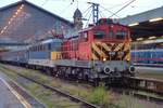Heute wird bei die MAV die Baureihe 448 als Bahndienstfahrzueg beim Rangierfahrten in die Budapester Bahnhöfe eingesetzt, wie 448 439 in Budapest Nyugati am verregneten Abend von 19 September